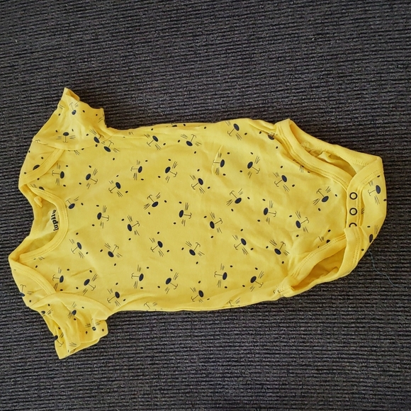 NWOT (New Without Tags) 4 pack of onesies 6-12 months. - Picture 4 of 5